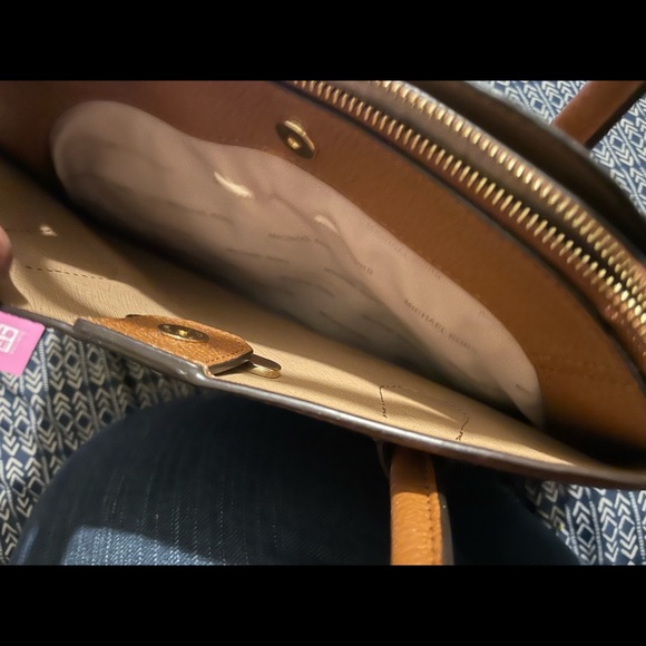 Hello my Fellow beauties !!! Here listed this lovely Michele Kors purse - Picture 3 of 4